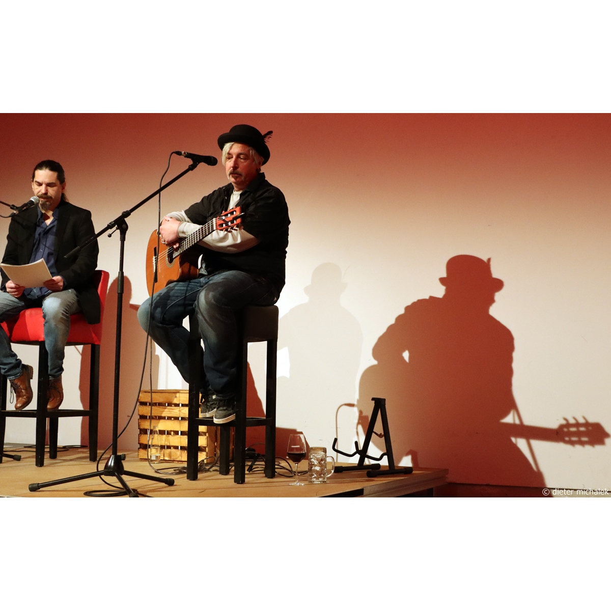 dietermichalek's tweet photo. Lesbar
#freising #lindenkeller  #lesbar #lesung #musik #documentaryphotography  #bayern #bavaria #Germany #photo https://t.co/XadAQ0zyzd