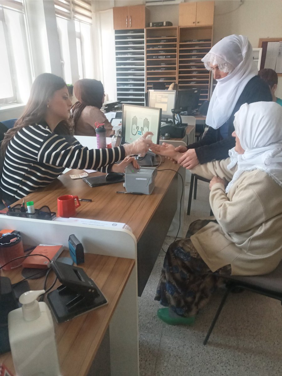 NufusSirvan's tweet photo. Şirvan nüfus müdürlüğü personelleri olarak 80 yaşındaki teyzemizin tckk başvurusunu aldık. @AsiyeGurlek @siirt_k https://t.co/eIjXON2SNg