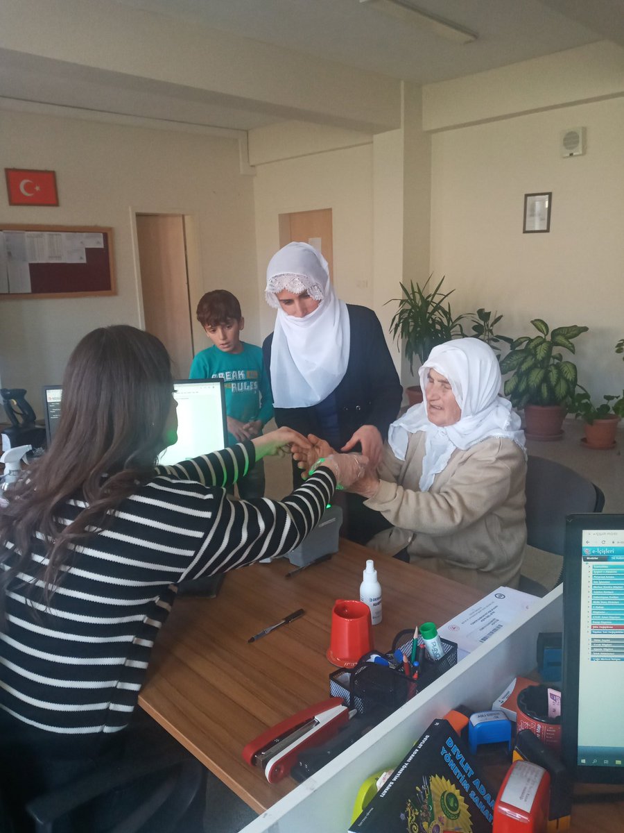NufusSirvan's tweet photo. Şirvan nüfus müdürlüğü personelleri olarak 80 yaşındaki teyzemizin tckk başvurusunu aldık. @AsiyeGurlek @siirt_k https://t.co/eIjXON2SNg
