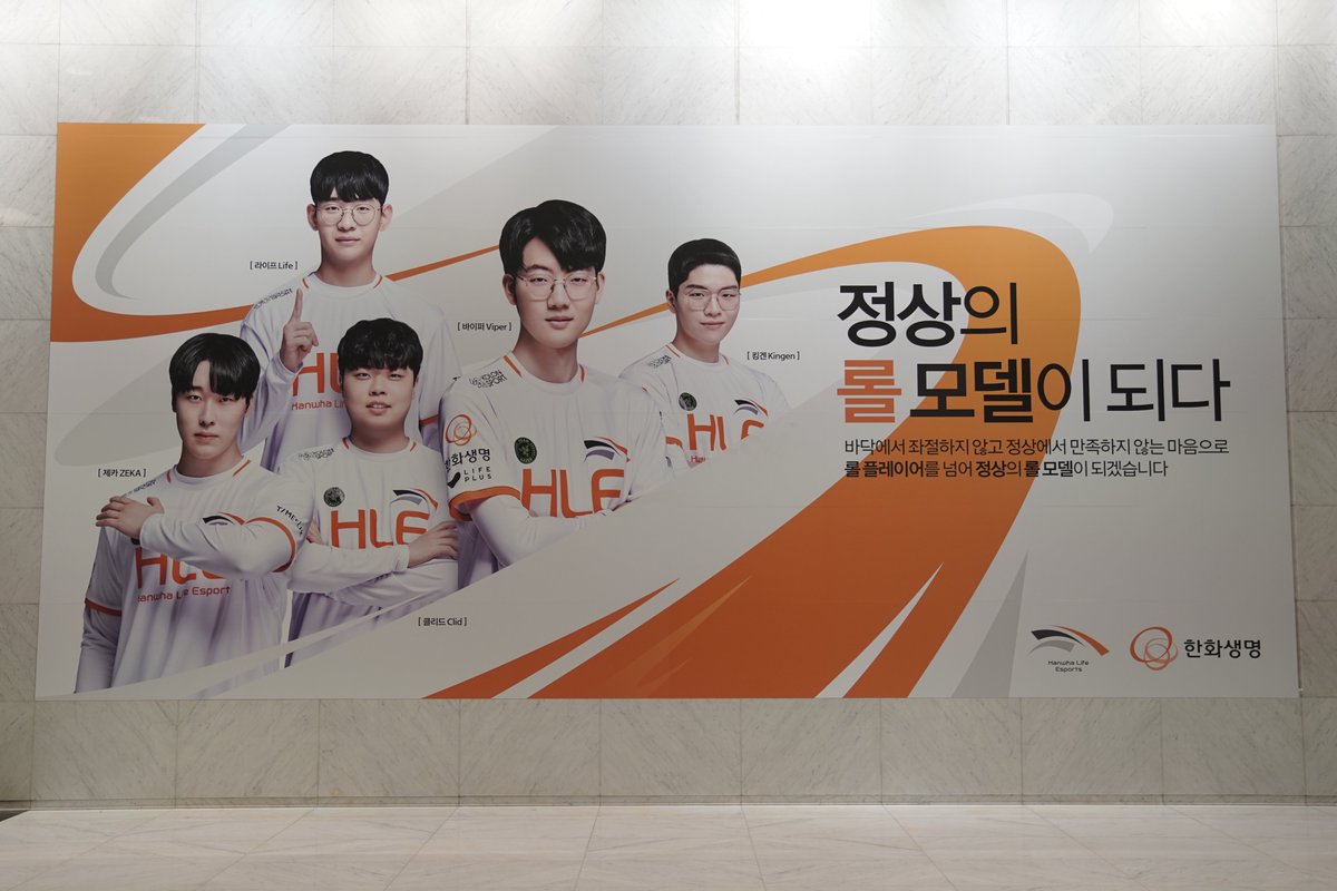 HLEofficial's tweet photo. "𝐒𝐔𝐏𝐄𝐑 𝐃𝐈𝐕𝐄"
Become a top role model.
정상의 롤 모델이 되다.
#63square #HLE #한화생명 https://t.co/3ItxrQUgpw