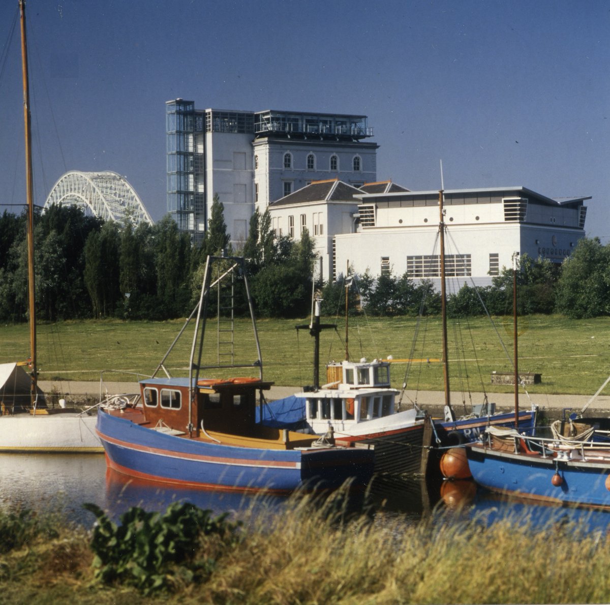 Eck - some skilled photography here 1990s style.  Great view from Spike Island showing boats on the Sankey Canal, the Catalyst building and the Silver Jubilee Bridge c1995/6 - bravo! #spikeisland #runcornwidnesbridge #catalystsdc