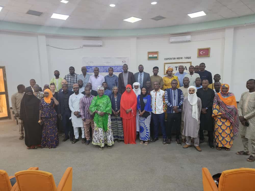 ONG_JMED's tweet photo. 5ème Rencontre National du Réseau REMIDDH 11-12 janvier 2023 suivi du renforcement de capacités des membres sur "libre circulation des personnes : droits et devoirs des migrant et rôle des OSC" PROMIG @forum réfugié @GAF_ONG @REMIDDH_NE @dueniger @DDCNiger financé par @AFD_France https://t.co/0yZvKU9BwB