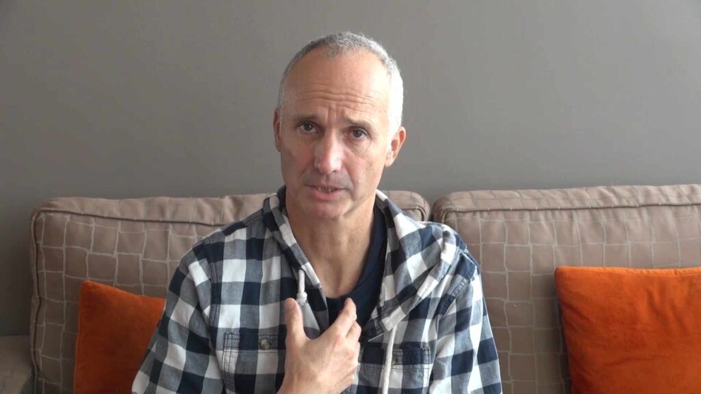 Numerama's tweet image. Le youtubeur naturopathe Éric Gandon, spécialisé dans le jeûne, est incarcéré après 3 décès numerama.com/politique/1237…