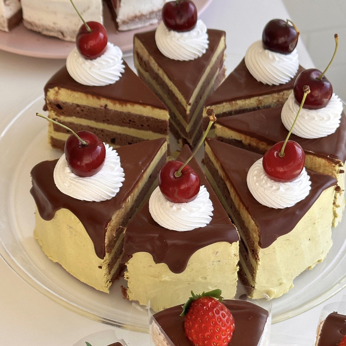 sucocafe's tweet photo. ︎︎︎︎︎︎☑︎Pistachio Framboise🍒 https://t.co/NwGTw6ZIf6