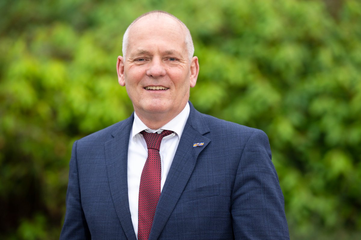 ProvDrenthe's tweet photo. Gedeputeerde @HenkBrinkDr is genomineerd voor ‘Beste Bestuurder 2022’ door vakblad Binnenlands Bestuur. Hij is genomineerd vanwege zijn deskundigheid, daadkracht en grote inzet. Ook dat hij zeer benaderbaar is, wordt gewaardeerd. Stemmen kan via ➡️ https://t.co/SXvkXX0uou https://t.co/s1AimmhIjP