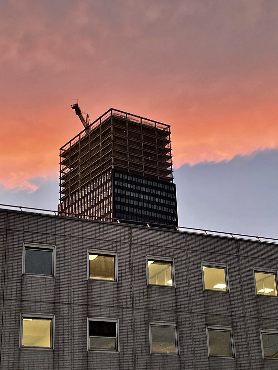 Couchers de soleil sur #ToLyon  #PartDieu #Lyon #garedelapartdieu #LyonPartDieu #vinciimmobilier #dpa_official #reinventonslapartdieu #gratteciel