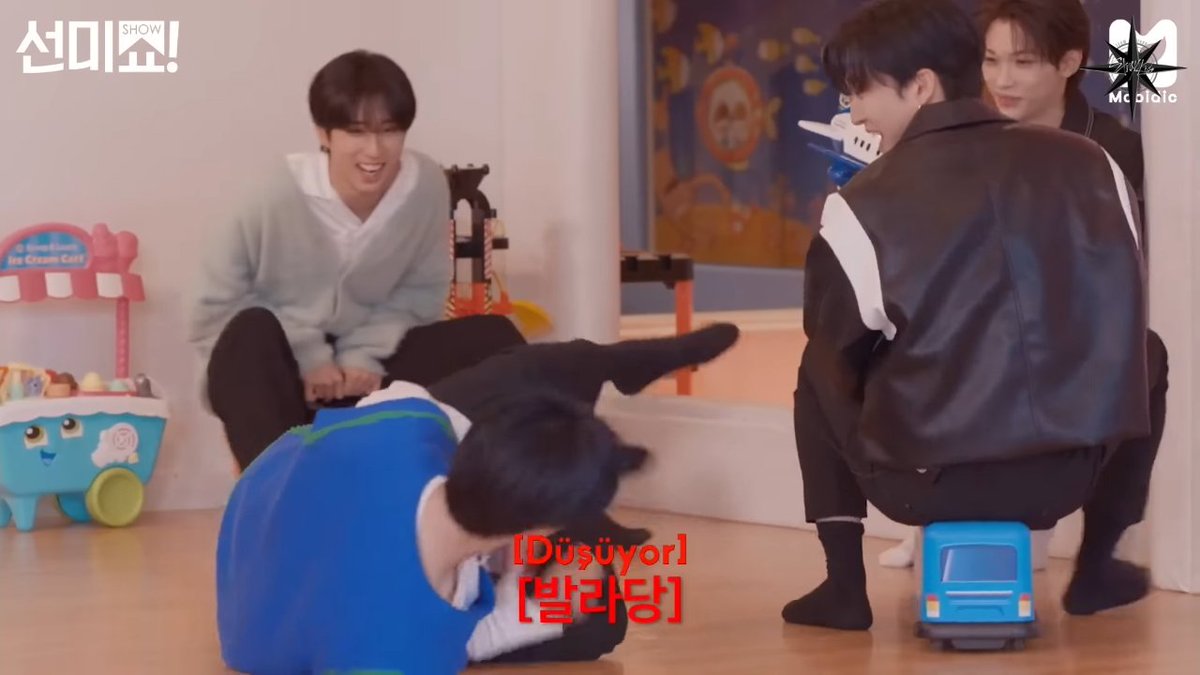 🎥 [#SKZÇEVİRİ]

[YouTube] "Stray Kids - Sunmi Show"

Keyifli seyirler dileriz~ 💗💫

Çeviri: Anka, Peawer, Goldeniesky, Izeen, ilyourim, Mari, Sofa, Ariel
Kontrol: Goquokka, Yoojin
Zamanlama/Düzenleme: Loey, Angelita

🗝️youtube.com/watch?v=1QDN8R…