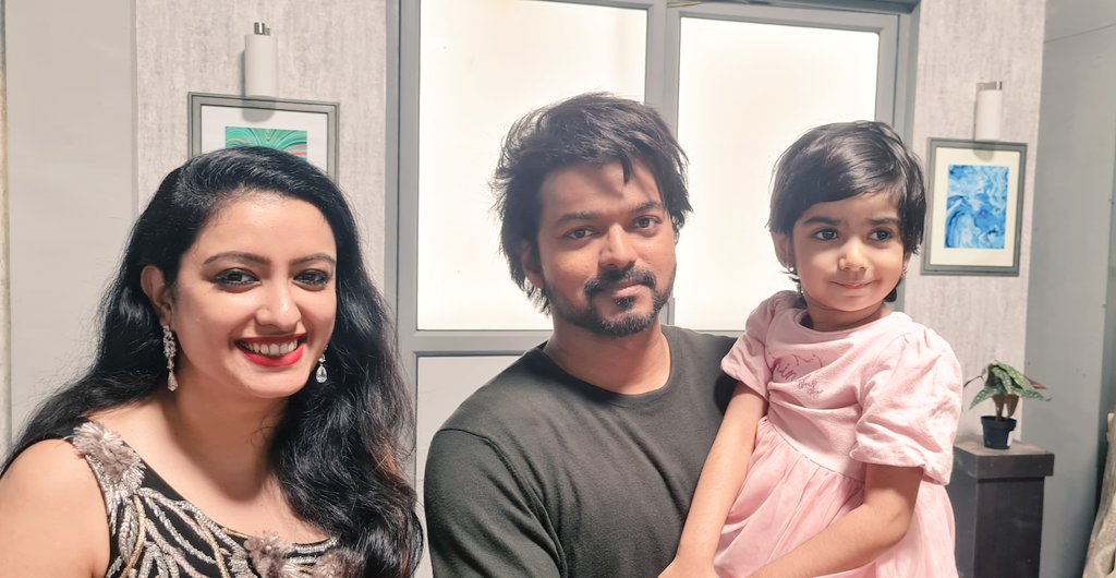 D biggest #Thalapathy fan in my family is also d youngest, my 3yr old daughtr Samaira 😍 Thnk u Vijay anna @actorvijay for going out of ur way in makng each of ur fans feel so special, no wonder u r d King of everyones hearts❤❤ #enganenjinadhipathy @Nishaganesh28 #Varisupongal