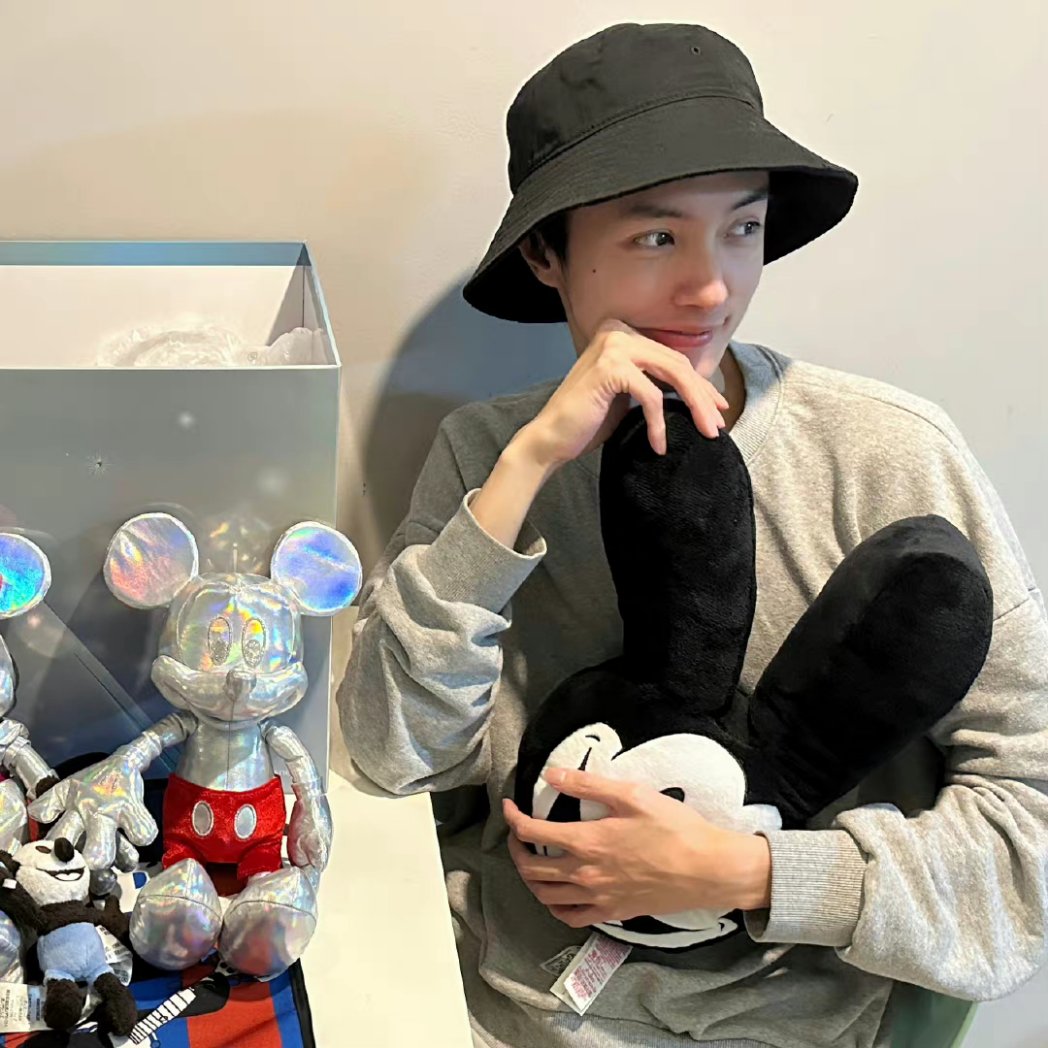 [PHOTO] 220113 Kuan Home shares a most recent photo of #DarrenChen

#guanhong #kuanhung #官鸿