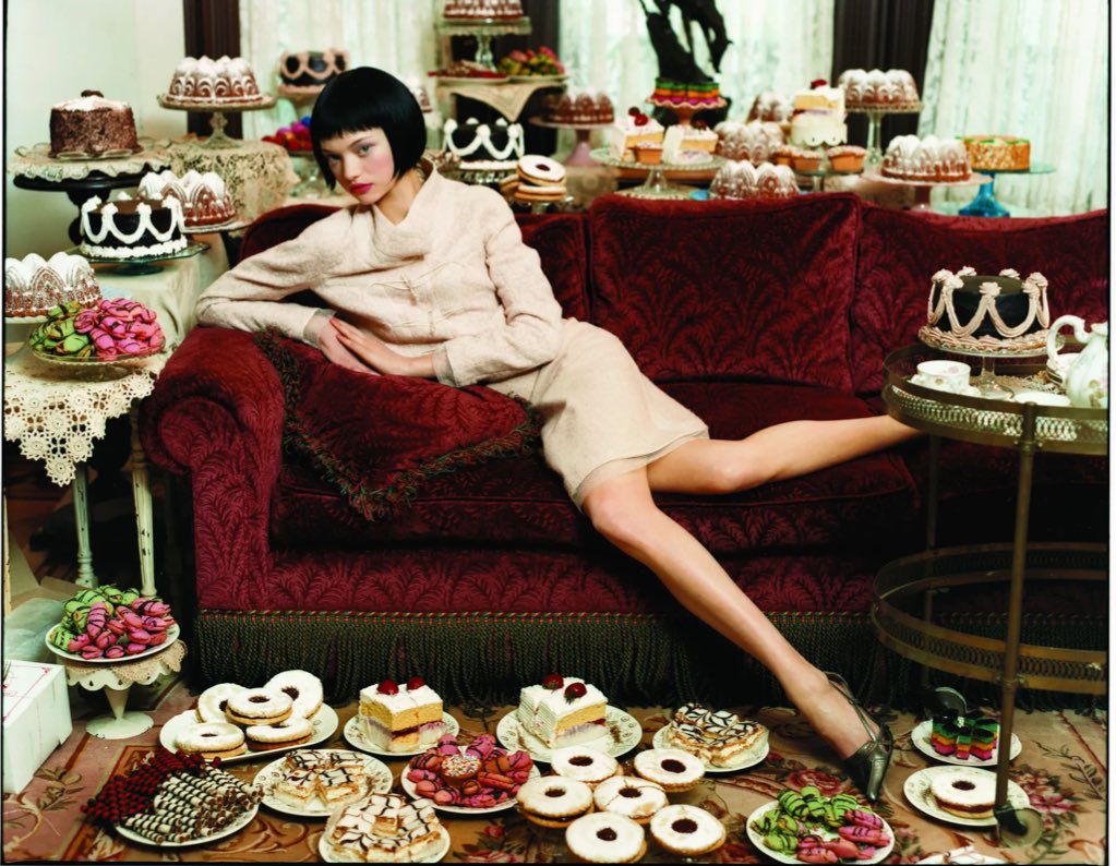 churchofysl's tweet photo. i actually like the fact they decided to do an editorial in the kitchen since cooking is a major passion of hers that is well known. the problem however is how BADLY executed it is. there are plenty of examples of good food/kitchen editorials. but alas it’s US vogue. https://t.co/rZp4H2o10m