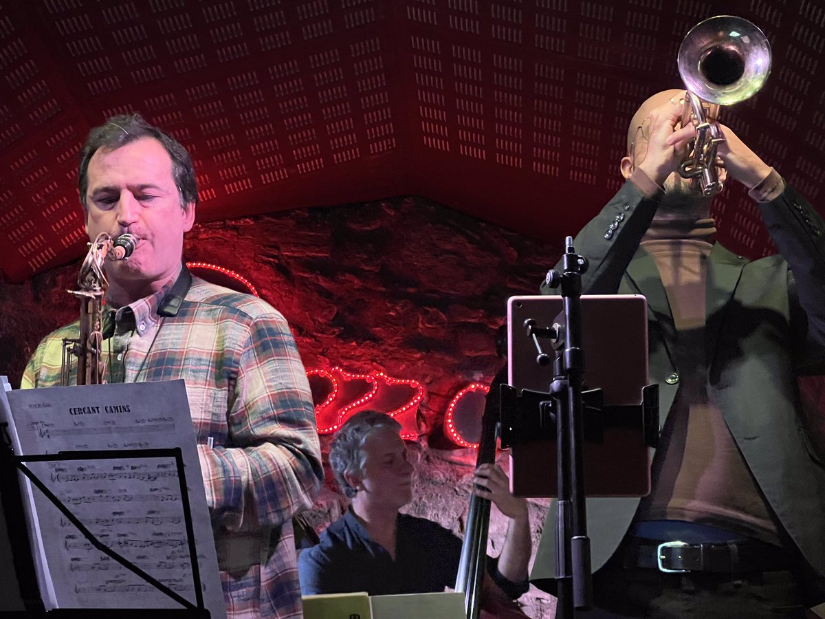 Dvinolas's tweet photo. Unes fotos de diumenge a la @jazzcava amb el #DavidViñolas5ET i en @Gallefa que va posar la seva guitarra a Manso’s blues. Sempre es un gustas tocar amb aquests músics i tornar a la Cava. Fotos: @evafreixa #jazz #jazzquintet #drums #livemusic #jazzcava https://t.co/qyiZh9OoBW