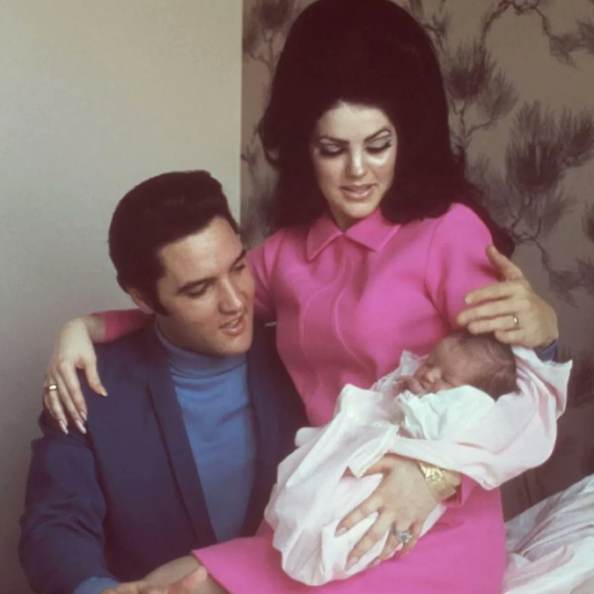 afteroffice_ec's tweet photo. ➡️IN MEMORIAM
Hasta el 2012 sacó un disco de éxitos la cantante y compositora Marie Presley, y este 2023 fue vista con su madre en la gala de los Globos de Oro. Presley intentó  seguir  los  pasos de su padre, sin mucho éxito. @radiocentroec @ajungbluth 

#Presley #presley #elvis https://t.co/UCGLkaC5y5