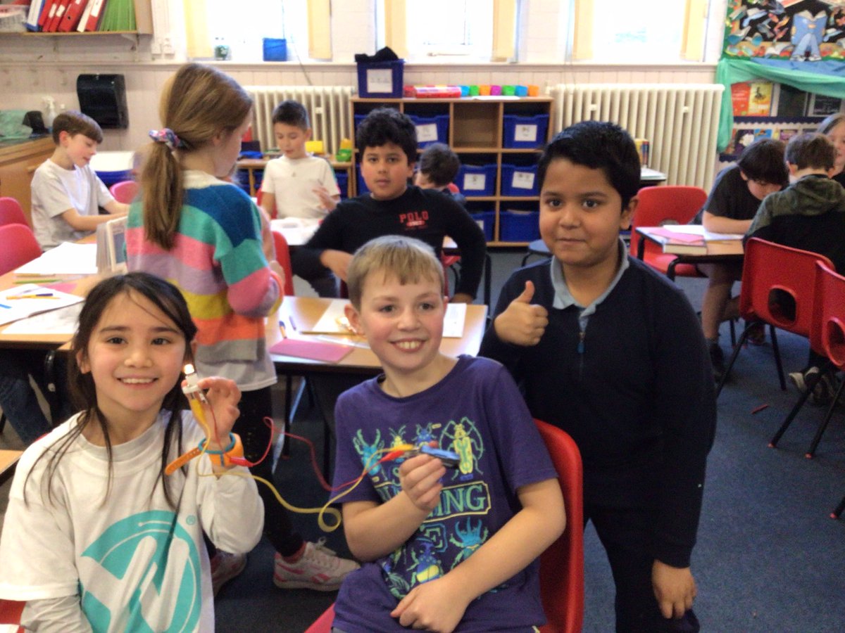 ClaphamTerrace1's tweet photo. Year 4 making electrical circuits #science #electricity #learningbydiscovery https://t.co/nJkmFRQDUd