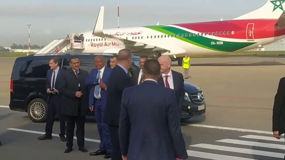 لاحظ جيدا من أين مر رئيس الفيفا "جياني إنفانتينو" ورئيس الكاف "باتريس موتسيبي" واين تم ركن الطائرة التي يزعم أنها ستقل المنتخب المغربي  وأين يجلس اللاعبين 
وركز متى بدأت تصريحات لقجع عن رفض فتح المجال الجوي الجزائري

#الجزائر #الشان_في_بلاد_الشان
.
