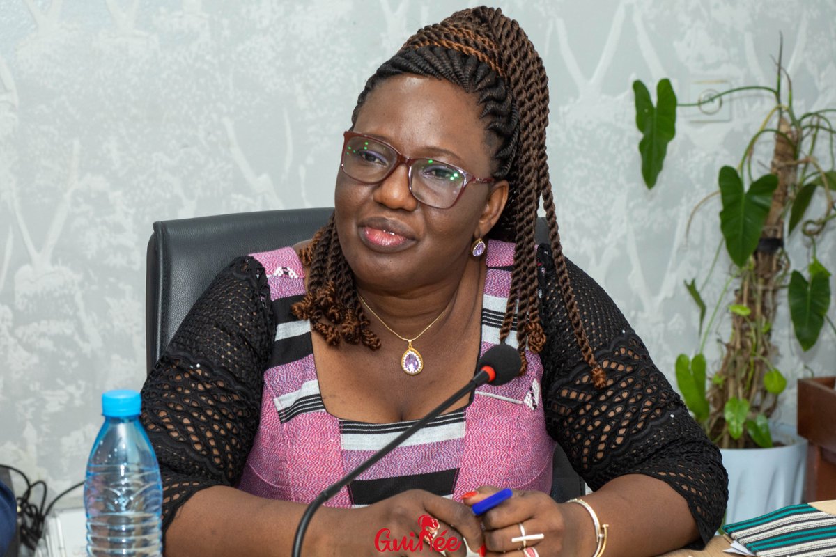 MipmeGuinee's tweet photo. Il a sollicité l'obtention d’1 dépôt d’hydrocarbure en 🇬🇳, le renforcement des échanges commerciaux entre les 2 pays et la construction d’1 réseau ferroviaire.
La ministre @LLouopou et son homologue du @MAECIAGE_Guinee Dr @morissanda ont bien accueilli leur volonté
#Iwili
#Kibaro https://t.co/GqzdqrnPhx