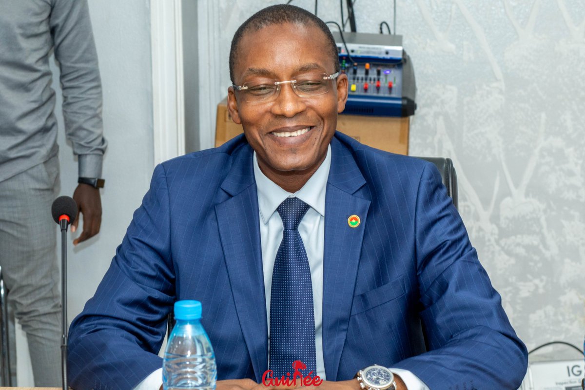 MipmeGuinee's tweet photo. Il a sollicité l'obtention d’1 dépôt d’hydrocarbure en 🇬🇳, le renforcement des échanges commerciaux entre les 2 pays et la construction d’1 réseau ferroviaire.
La ministre @LLouopou et son homologue du @MAECIAGE_Guinee Dr @morissanda ont bien accueilli leur volonté
#Iwili
#Kibaro https://t.co/GqzdqrnPhx