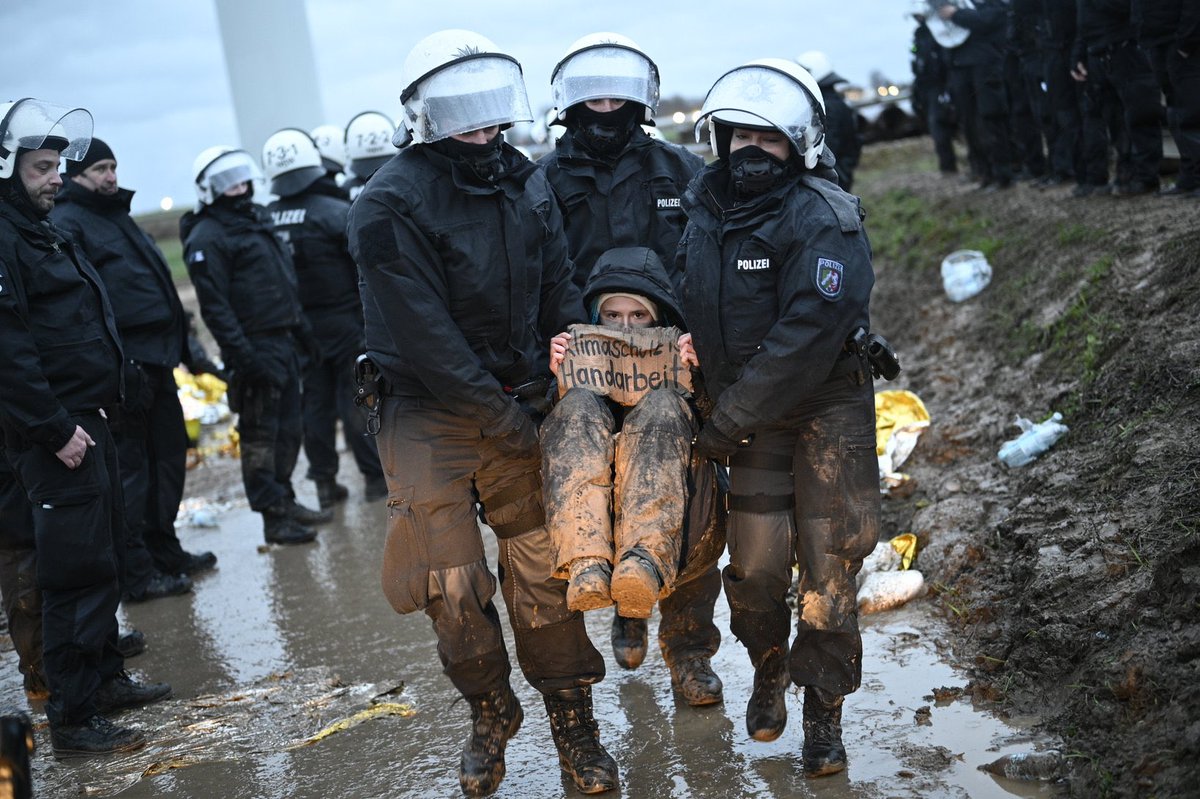 Außergewöhnlicher Protest in außergewöhnlichen Umständen. Es ist der Job von Regierungen die eindeutigen 1,5°C-Grenzen zu achten. Und es ist der Job von uns allen, das einzufordern, wenn Regierungen es nicht tun. #Lützerath