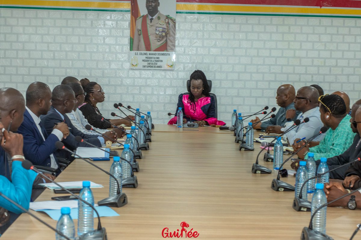 Il a sollicité l'obtention d’1 dépôt d’hydrocarbure en 🇬🇳, le renforcement des échanges commerciaux entre les 2 pays et la construction d’1 réseau ferroviaire.
La ministre <a href="/LLouopou/">LAMAH Louopou</a> et son homologue du @MAECIAGE_Guinee Dr <a href="/morissanda/">Dr. Morissanda Kouyaté</a> ont bien accueilli leur volonté
#Iwili
#Kibaro