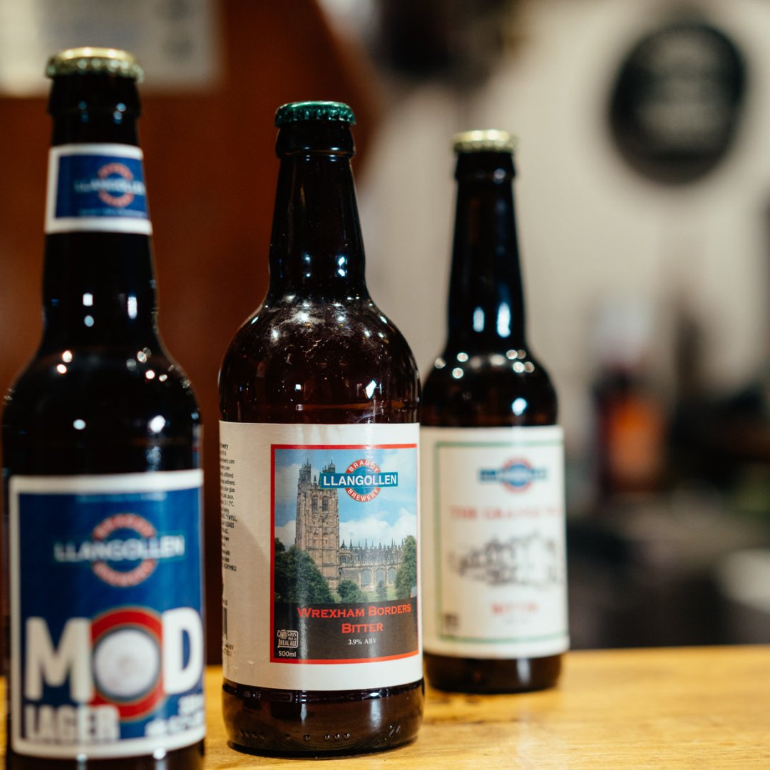 Gwnewch siopa'n lleol yn adduned blwyddyn newydd 💛

Dyma rai o'r cynhyrchion lleol gorau i'w prynu yng Ngogledd Ddwyrain Cymru eleni.

~~~~~

Making shopping local your new year's resolution💛

Here are just some of the best local products to buy in North East Wales this year.