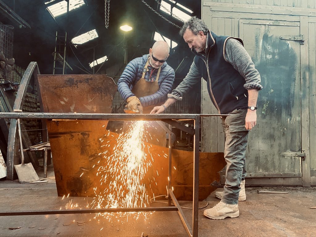 We had a fantastic visit yesterday to Graeme Hopper’s Workshop. 

It was great to see the in-progress sculptures for Darlington Central Park. We’re excited to see art and architecture come together on site! 

Our Graham McDarby even had a go!

Thanks Graeme!! 

<a href="/WillmottDixon/">Willmott Dixon</a>