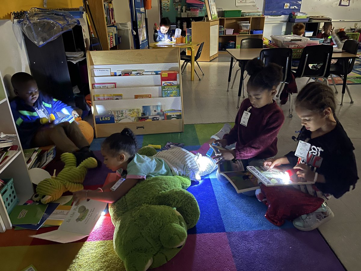 littleBullfrogs's tweet photo. Starting our Friday with Flashlight Reading! #readysetgrow #readersareleaders @EffieBullfrogs https://t.co/C9iTHnapJQ