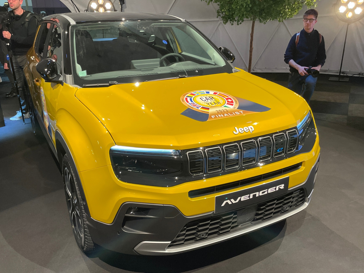 fdmdk's tweet photo. Første #elbil fra Jeep er @caroftheyear 2023. Med Avenger stempler Jeep ind i fremtiden, mener @fdmdk medlem af og præsident for juryen. Jeep Avenger lander i 🇩🇰 til sommer. https://t.co/QLQQAR4G6T @BilbrancheniDI @BilimpDK #dkforbrug #caroftheyear2023 #Biler https://t.co/LF2ibfFV8k