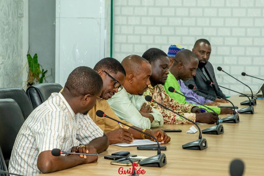 #MCIPME🇬🇳
La Ministre du @McipmeGuinee et quelques cadres du département ont rencontré les 2 associations de #boulangers et #pâtissiers de #Guinée. 
Objectif, poursuivre les discussions afin d'aboutir à la création d’une faitière d’association de boulangers et de pâtissiers.