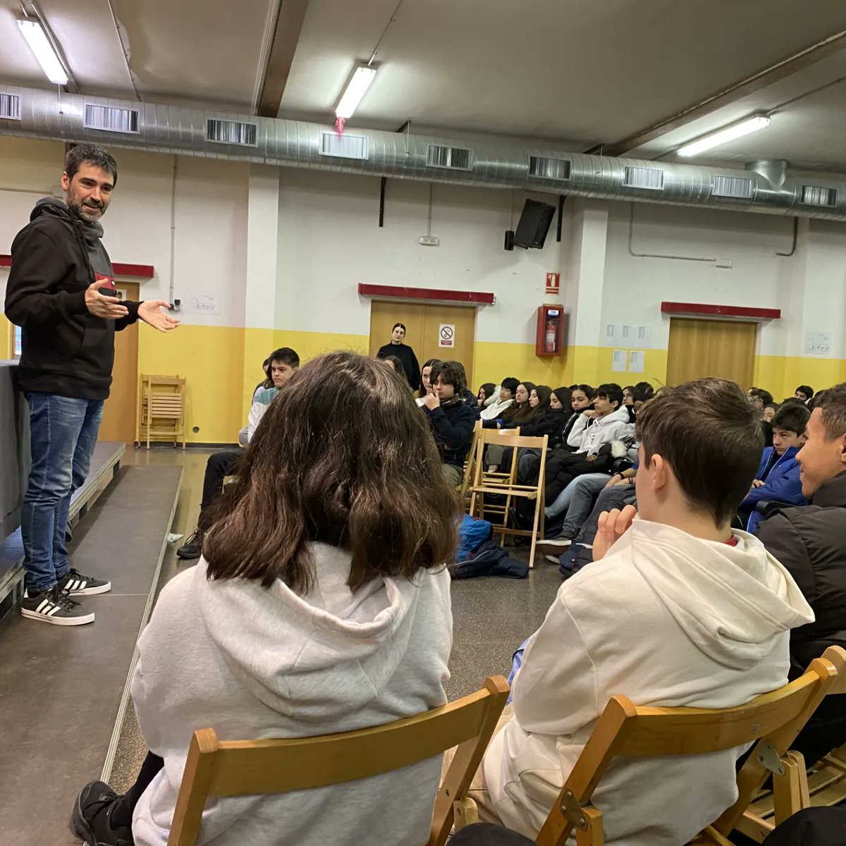 L'escriptor Roc Casagran ha vingut al nostre centre a fer un col·loqui sobre l'Ara que estem junts, lectura obligatòria del 1r trimestre de la matèria de Català de 3r d'ESO. #somsatorras