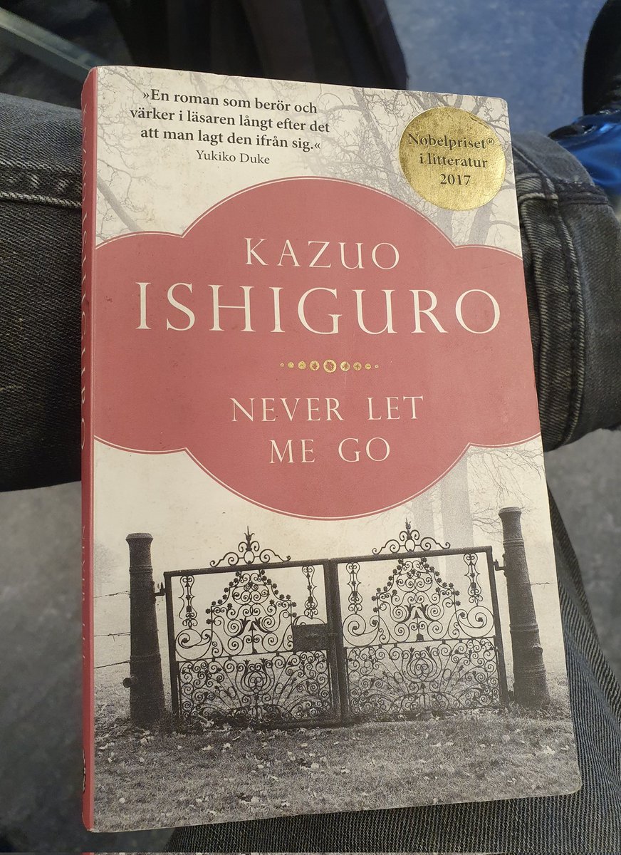 Några av mina elever börjar nu läsa den här boken, och jag ser redan fram emot nästa veckas boksamtal. 

När jag själv läste Never Let Me Go första gången fick jag gåshud mot slutet. Det är inte alla böcker som lyckas framkalla det.