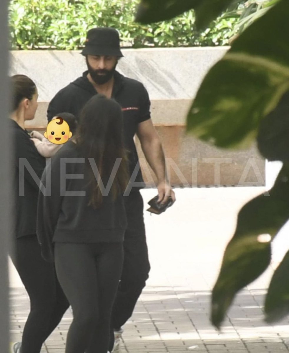 NevantaMedia's tweet photo. Baby Raha with Alia Bhatt &amp; Ranbir Kapoor and Shaheen Bhatt #AliaBhatt #Trending https://t.co/IB830ZuxPH