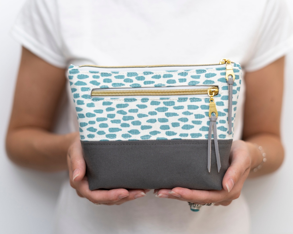 The Imogen zipper pouch with front zip pocket. This set includes 2 different sizes for you to sew.
#accessorypdf #sewingtutorial #sewingtutorials #isewbags #bagmaking #bagmaker #bagineer #sewingclub #sewistsofinstagram #diy #sewforyourself #justkeepsewing