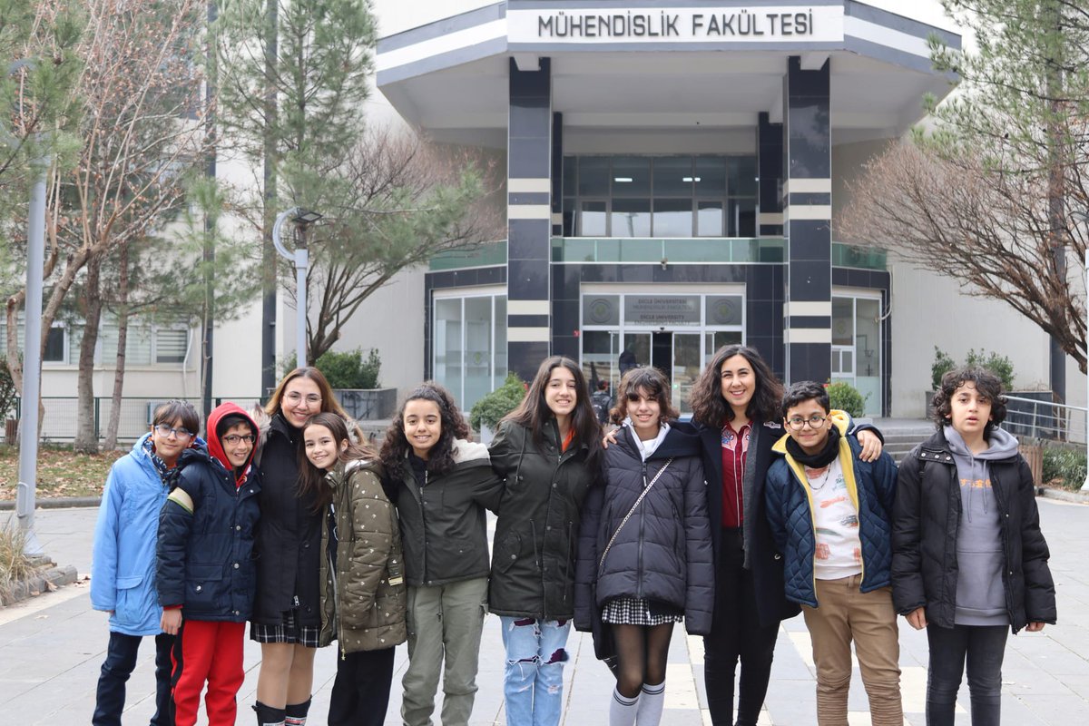 diyarbakirstem's tweet photo. FirSTEAM takımımızla FLL turnuva hazırlıklarımız devam  ediyor. Yenilikçi proje için mühendislik fakültesi ziyareti gerçekleştirdik. 
@Diyarbakirmem 
@BilimKahraman 
@argediyarbakir https://t.co/2w0stt1sKb