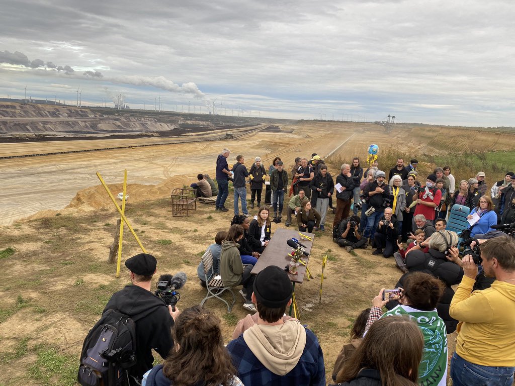 lizwathuti's tweet image. We cannot build our future on coal. The future is not forcing people out of their lives as they know it, whether it is at the edge of a coal mine or at the frontline of the climate crisis. I stand with the people of #Luetzerrath. #LuetziBleibt #Luetzerathbleibt ✊🏾