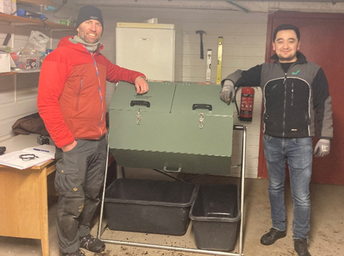 MariGre04385907's tweet photo. Mesoscale composting of algae fiber is proceeding at #Norsøk (Norway). Our PhD student Joshua Cabell is testing a insulated compost container with algae fiber with high N content provided by Algea. Thanks to Nurahmed, CRISPR-expert who assists us in the practical work #MARIGREEN https://t.co/L1zzq1vBms