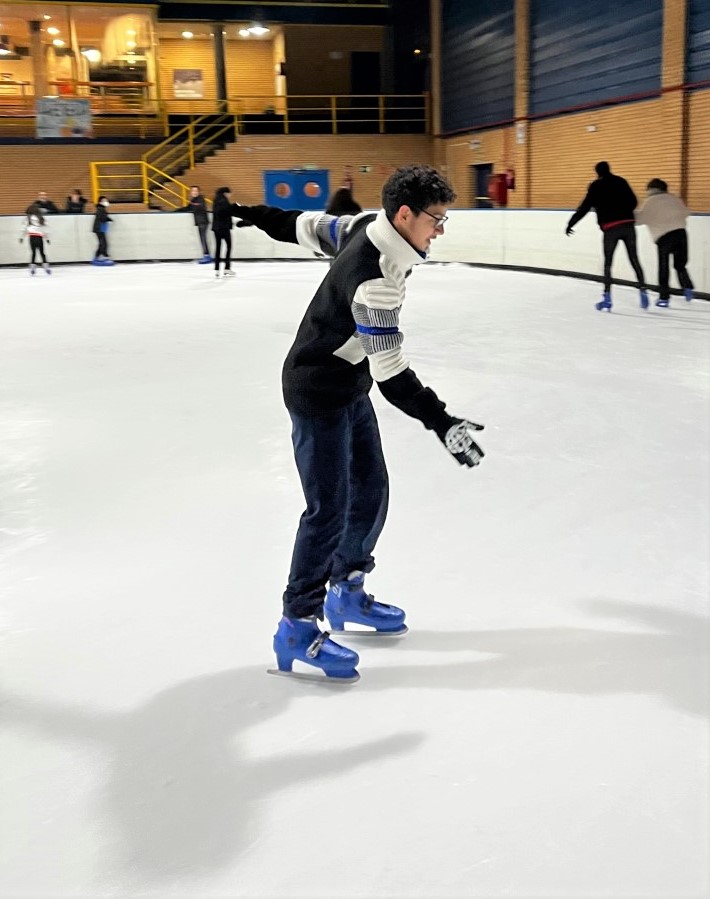 CaritasMadrid's tweet photo. Una tarde diferente y divertida para aprender unos de otros y #socializar fuera de los contextos #cotidianos. Este objetivo ha motivado la salida a la Pista de Hielo de Leganés en la que han participado los #menores que asisten al Centro Educacional del Menor de #SanRoque. https://t.co/LYTdle6iiy