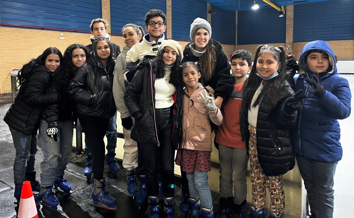 CaritasMadrid's tweet photo. Una tarde diferente y divertida para aprender unos de otros y #socializar fuera de los contextos #cotidianos. Este objetivo ha motivado la salida a la Pista de Hielo de Leganés en la que han participado los #menores que asisten al Centro Educacional del Menor de #SanRoque. https://t.co/LYTdle6iiy