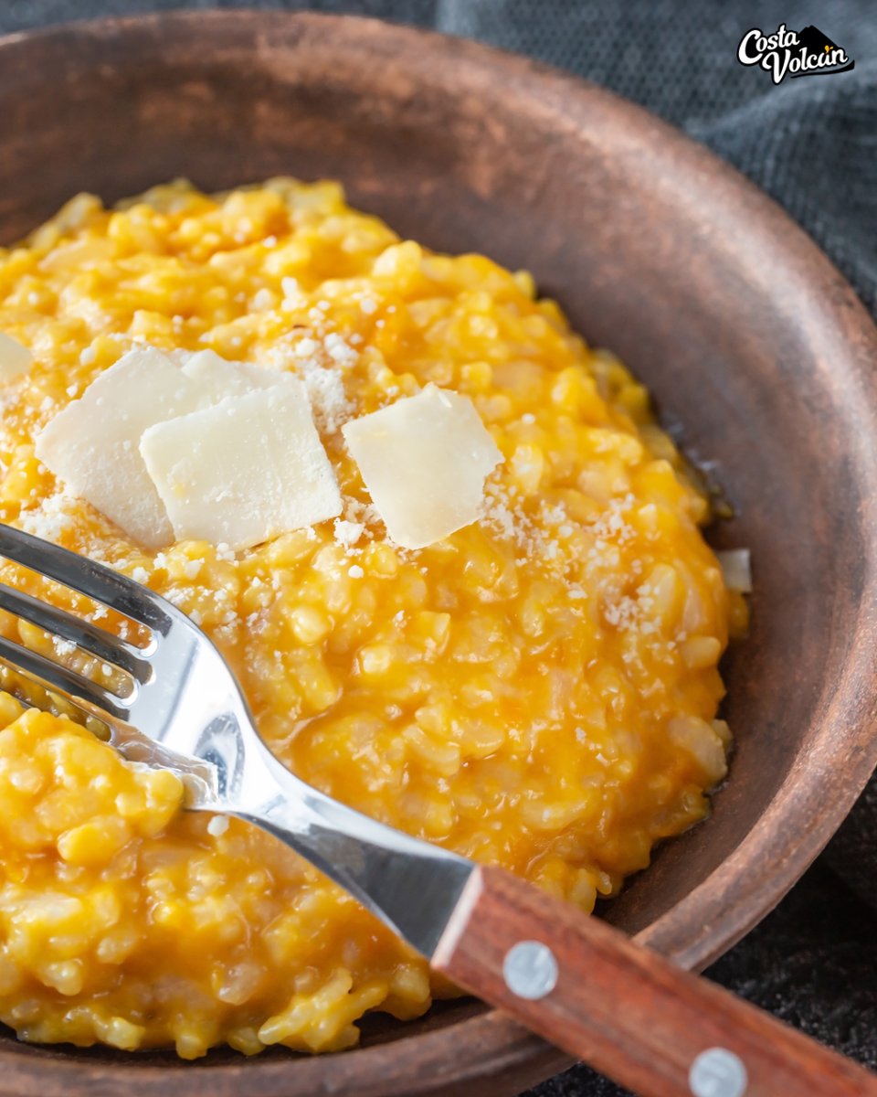 Para este viernes os proponemos hacer un risotto de calabaza 🍚 🎃 con lascas de Parmesano 🧀

¡Rico, sano y diferente!

#risotto #calabaza #arroz #parmesano #viernes #yaesviernes #enero #costavolcan