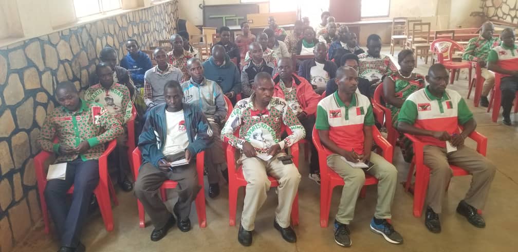 rutanacnddfdd's tweet photo. #Burundi kuruyu wa 13/1/2023 Umunyamabanga w'ibiro @CnddFdd mu ntara ya Rutana yaramutse aganira abaserukira ibisata vy'amagara y'abantu hamwe n'indero bo komine Rutana mu ntumbero yo kubakundisha igihugu no gutsimbataza umugambwe murivyo bisata @nancymutoni https://t.co/7d1LdgK21X