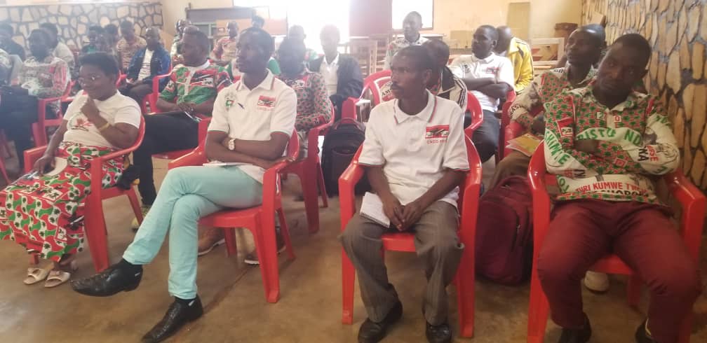 rutanacnddfdd's tweet photo. #Burundi kuruyu wa 13/1/2023 Umunyamabanga w'ibiro @CnddFdd mu ntara ya Rutana yaramutse aganira abaserukira ibisata vy'amagara y'abantu hamwe n'indero bo komine Rutana mu ntumbero yo kubakundisha igihugu no gutsimbataza umugambwe murivyo bisata @nancymutoni https://t.co/7d1LdgK21X