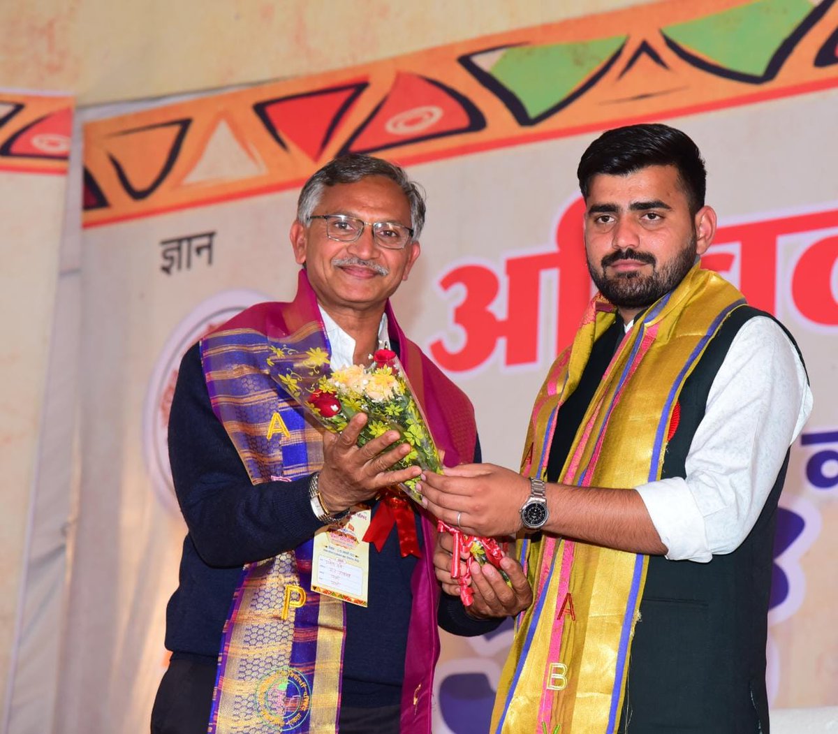 ABVPJodhpur's tweet photo. अभाविप जोधपुर प्रांत के नवनिर्वाचित प्रांत अध्यक्ष डाॅ हीराराम और प्रांत मंत्री श्री श्याम शेखावत ने वीर दुर्गादास राठौड़ नगर, जोधपुर में आयोजित हो रहे 58वें प्रांत अधिवेशन में दायित्व ग्रहण किया।

#58thABVPJodhpurConf https://t.co/00xB9fS59A