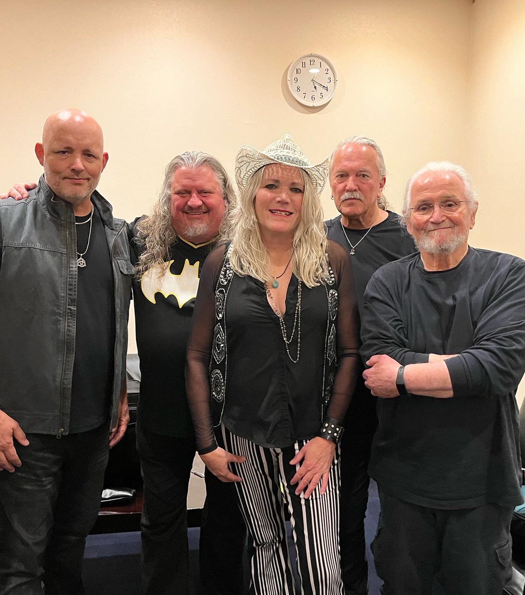 billboardlive_t's tweet image. 【#JeffersonStarship】1/10（月）より3都市ビルボードライブにて来日公演が開催されているアメリカン・ロックの伝説的バンド、ジェファーソン・スターシップ🇯🇵
最終日の本日、1stステージ登壇前のメンバーをキャッチしました！
#billboardlivetokyo 

▼公演情報
billboard-live.com/pg/shop/show/i…