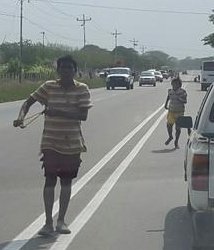 "EY WAY PAGA DOLA O NO PASAI"

Así es el dia a dia de los usuarios de la #Troncal6 para poder circular . Quien no pague en los "peajes" ilegales y EXTORSIVOS que a diario monta un pequeño grupo de #Yukpas y watias, corre el riesgo de ser apedreado o atracado. ¡Urgen soluciones!