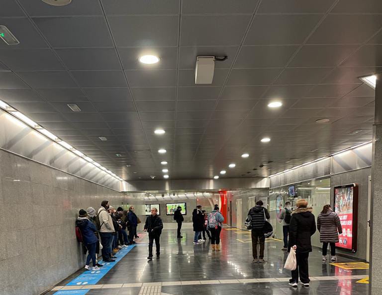 SoliMetrobcn's tweet photo. Cues als #PuntsTMB abans d'arribar al cap de setmana. Les persones responsables i @laiabonetrull continuen sense donar respostes i prendre mesures per millorar el servei d'atenció presencial de @TMB_Barcelona https://t.co/YSVqzXG31l