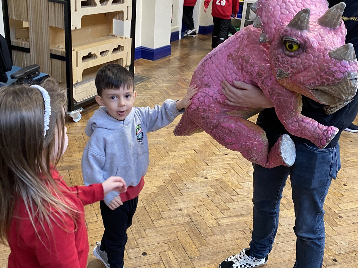 DanygraigP's tweet photo. Reception had a wonderful launch to our topic Prehistoric Predators today with a visit from @Dinomania. #DYGPFUN #DYGPHUM https://t.co/hkfMNfjD9L