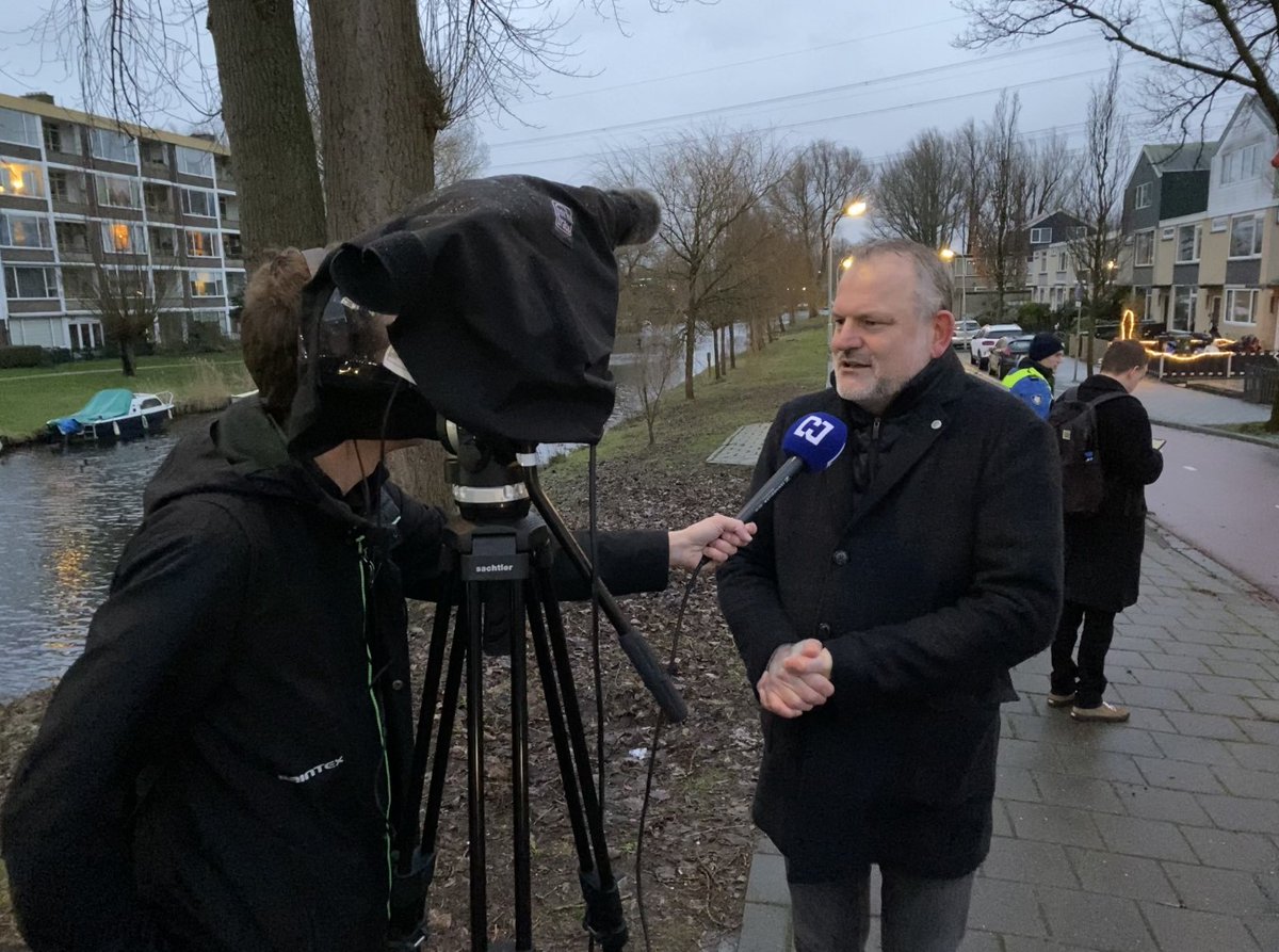 Boa’s van #gemeentezaanstad zijn deze week begonnen met handhaven op verkeersovertredingen. Wethouder @slegersgerard sprak vanochtend fietsers zonder licht aan samen met de boa's en stond de pers te woord. ‘Het uiteindelijke doel is 0 verkeersslachtoffers,' aldus Slegers.