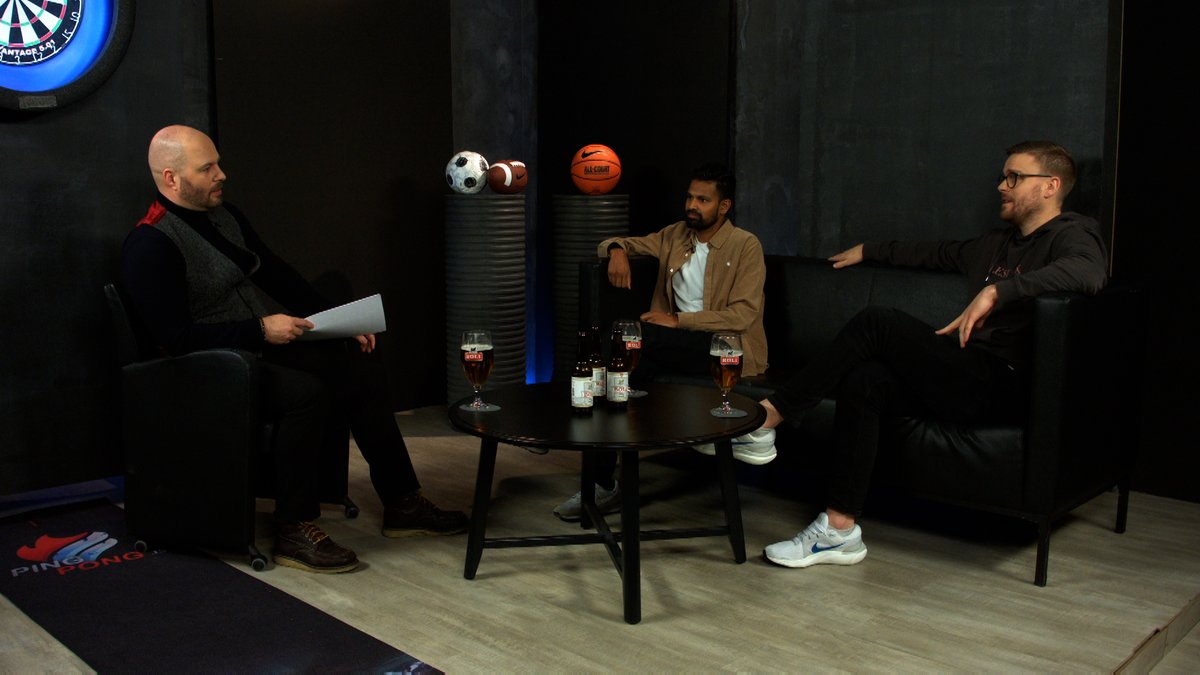 Gleði og glaumur á Hringbraut 21:00 í kvöld.

Stjörnublaðamaðurinn <a href="/BjarniHelgason/">Bjarni Helgason</a> fer yfir fréttir vikunnar, handbolta, enska boltann og svo er það NFL veisla með.

Stillið inn