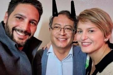 ArgiroCasta888's tweet photo. No entiendo el mensaje de esta foto … solo veo un grupo de amigos. https://t.co/4cjslvFY6R