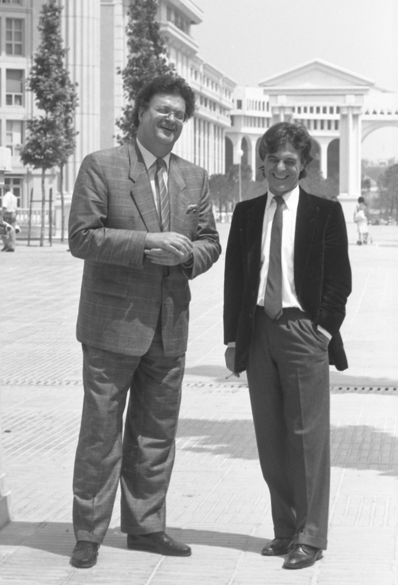 ArchivesMtp34's tweet photo. #cestarrive #cejourla il y a un an l'architecte catalan Ricardo Bofill nous quittait. Au début des années 1980, alors jeune architecte, la conception du quartier Antigone à @montpellier_ lui était confiée par Georges Frêche.
▶️ https://t.co/ErtJeegCN5 https://t.co/JwKm8qQjAx
