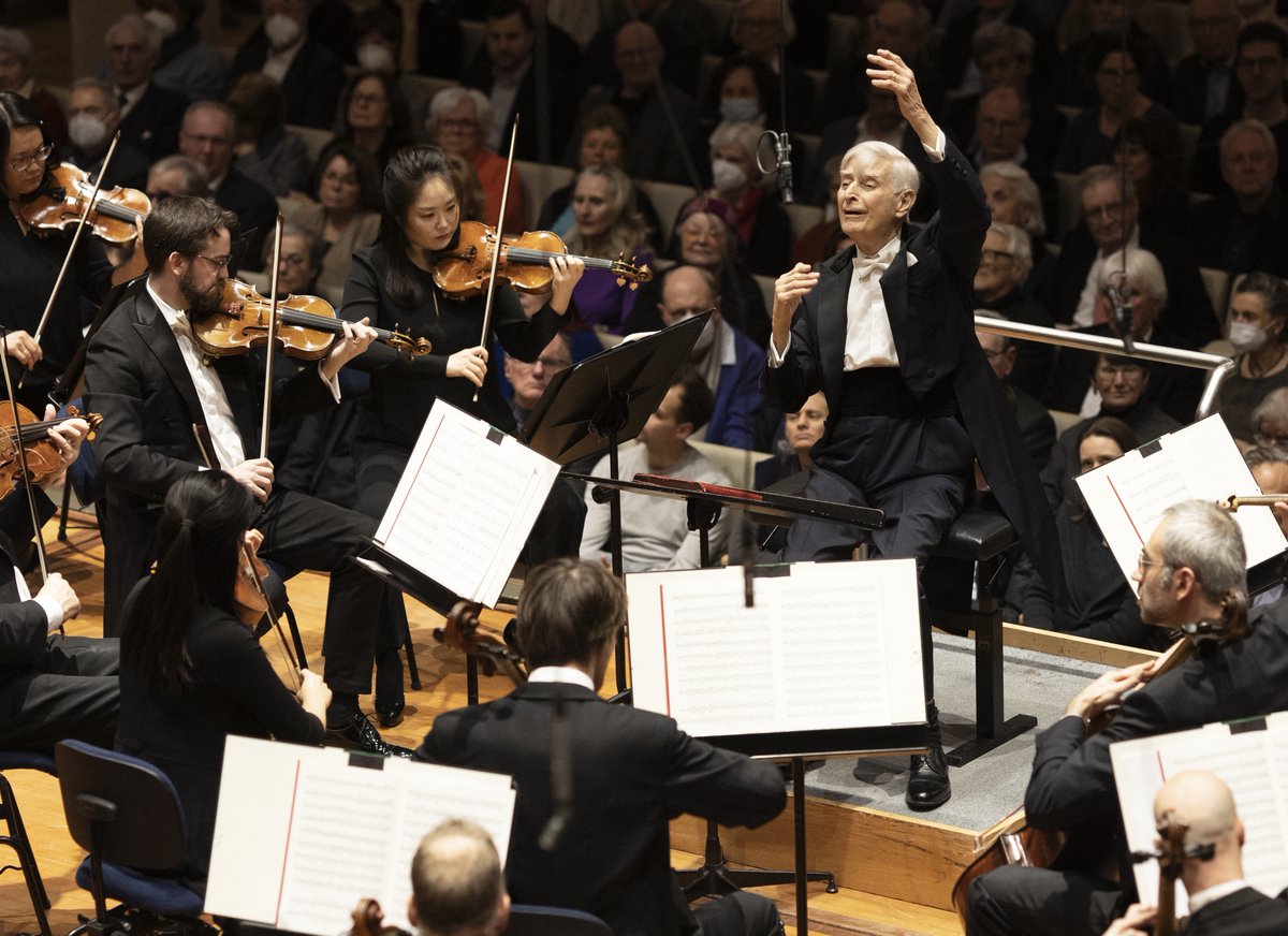 Herbert Blomstedt muss zu seinem Platz geführt werden und dirigiert das @BRSO im Sitzen. Am Donnerstag wollte ein Musiker die Partitur von Bruckners Vierter aufblättern, was der 95-Jährige schroff zurückwies, als wolle er sagen: Ich bin nicht senil, ich hab' die Musik im Kopf.