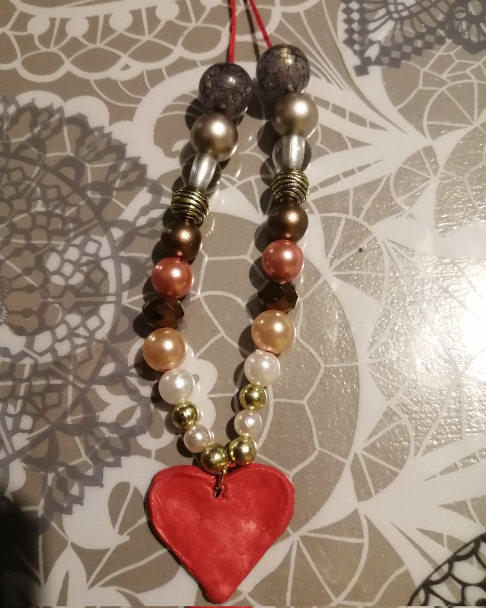 Tried to make a heart pendant, does it look ok?

#jewelry #handmade #handmadejewelry #bijoux #bijouxfaitmain #faitmains #faitmain #necklace #collier #handmadenecklace #collierfaitmain #handmadeheart #handmadependant #heart #red #brown #yellow #orange